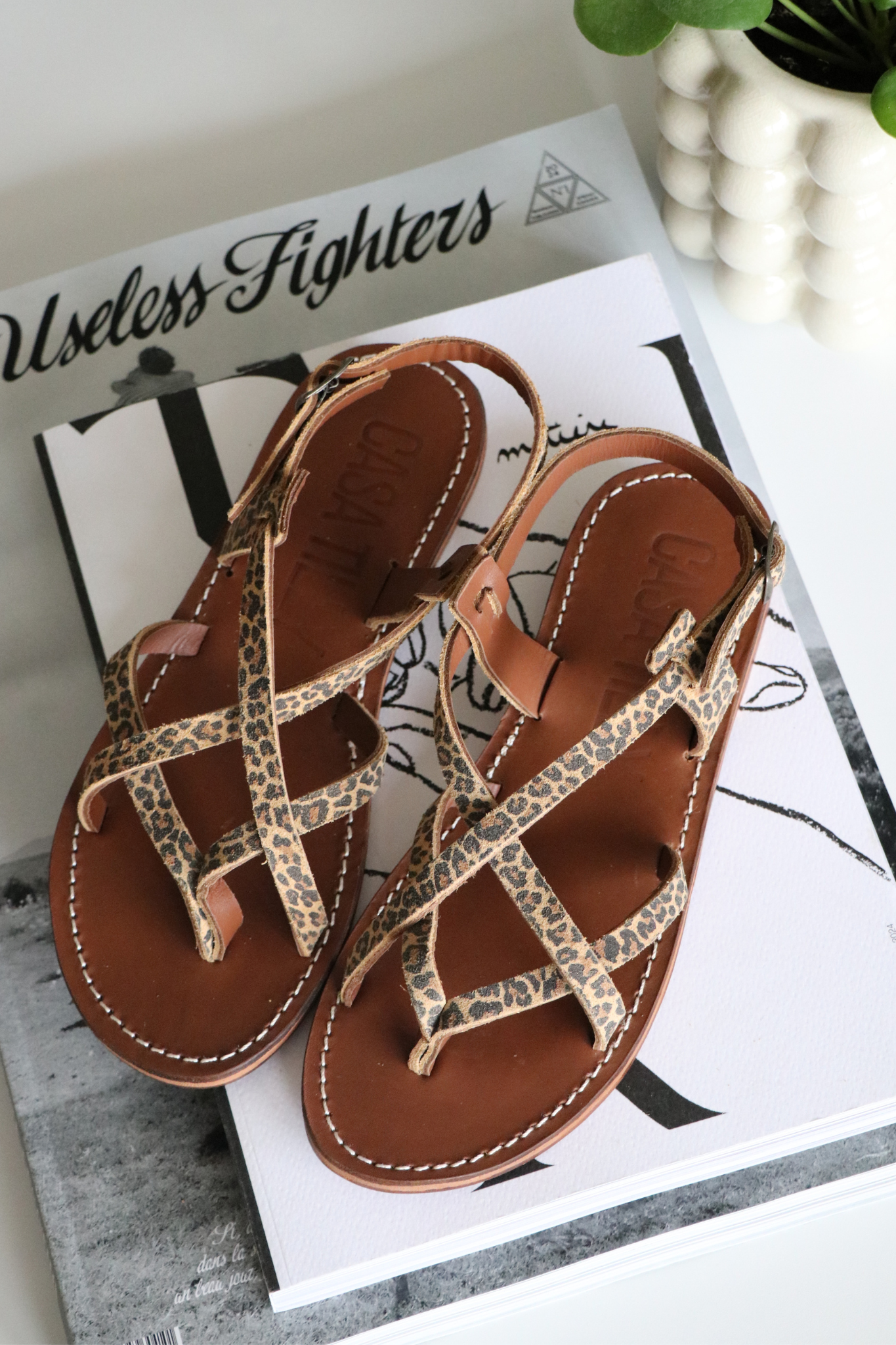 Sandales plates en cuir léopard pour femmes