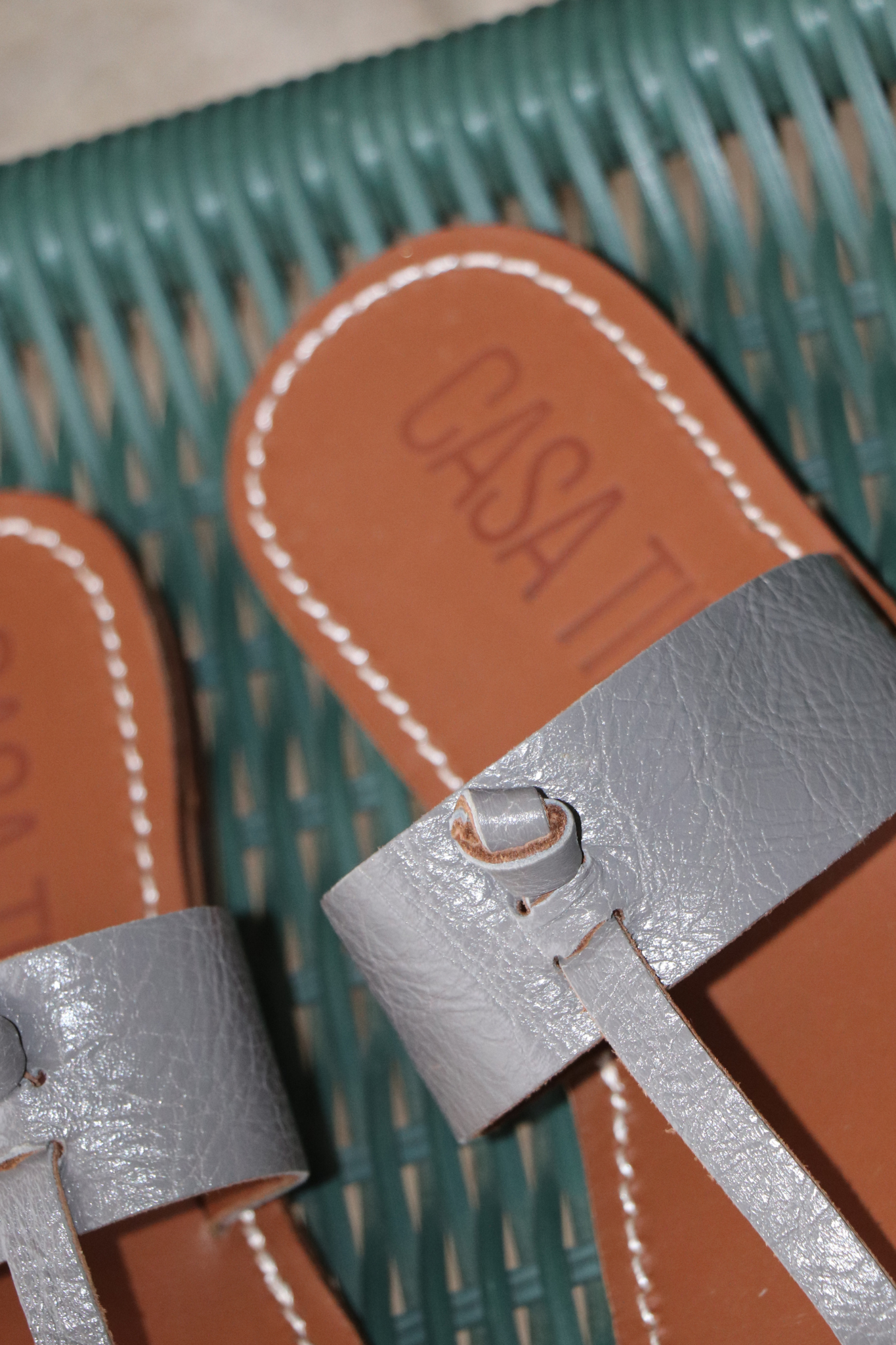 Sandales en cuir gris pour femme avec entredoigt idéal et confortable pour l'été