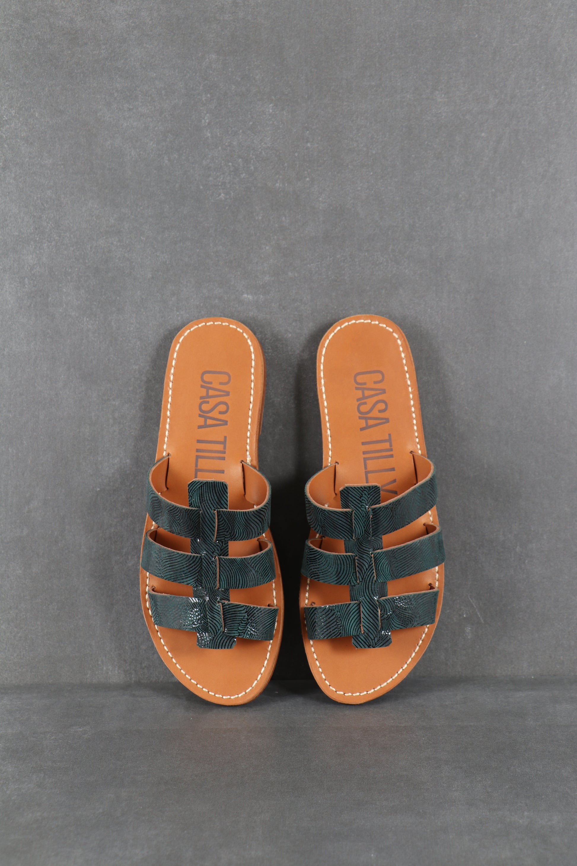 Mules plates en cuir bleu texturé pour femmes. 
