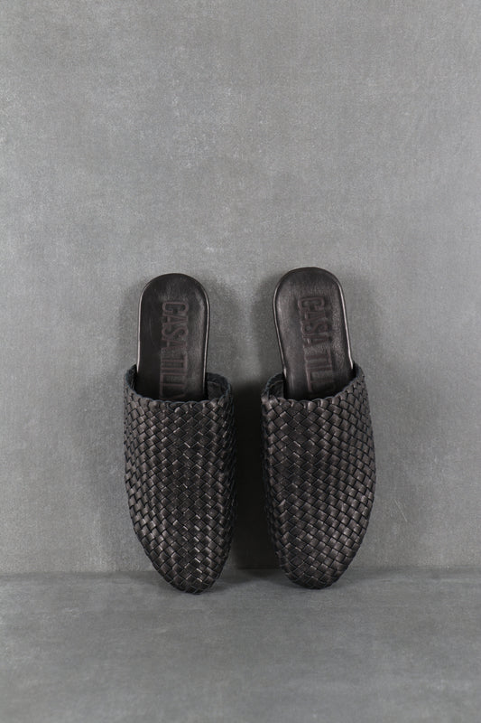 Mules plates tressées noir en cuir pour femmes.