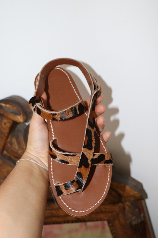 Sandales plates en cuir léopard pour femmes avec entredoigt. 