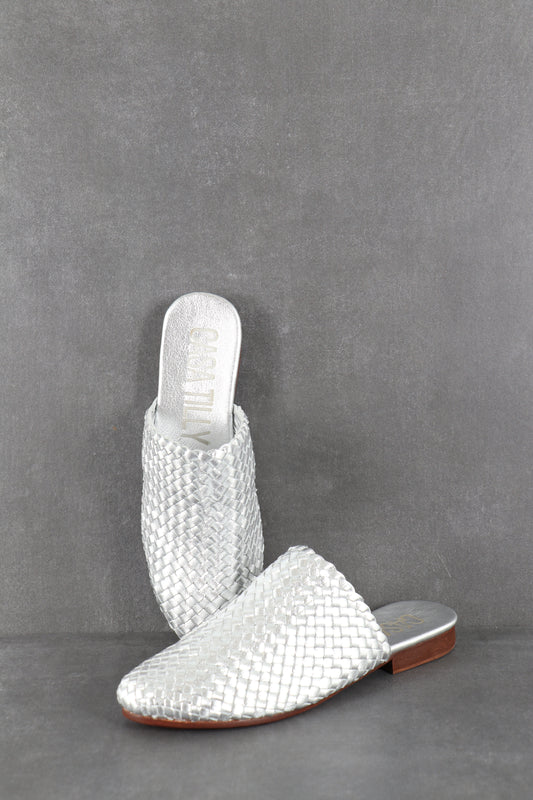 Mules plates tressées argent en cuir pour femmes.