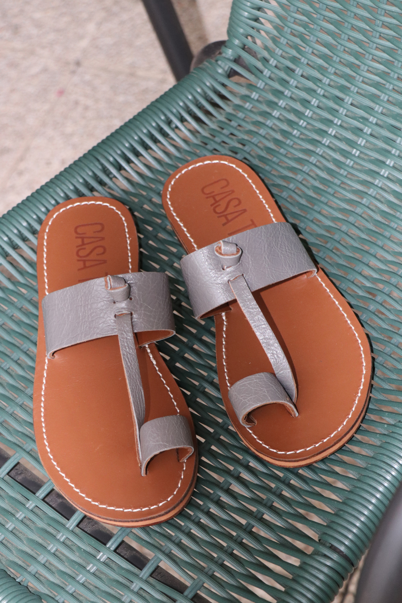 Sandales en cuir gris pour femme avec entredoigt idéal et confortable pour l'été