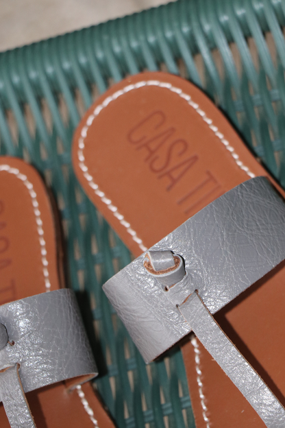 Sandales en cuir gris pour femme avec entredoigt idéal et confortable pour l'été
