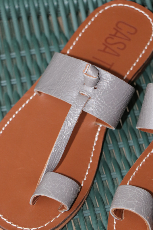 Sandales en cuir gris pour femme avec entredoigt idéal et confortable pour l'été