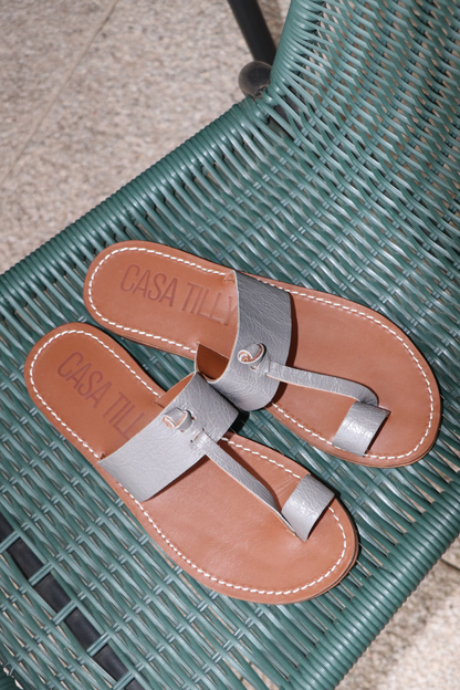 Sandales en cuir gris pour femme avec entredoigt idéal et confortable pour l'été